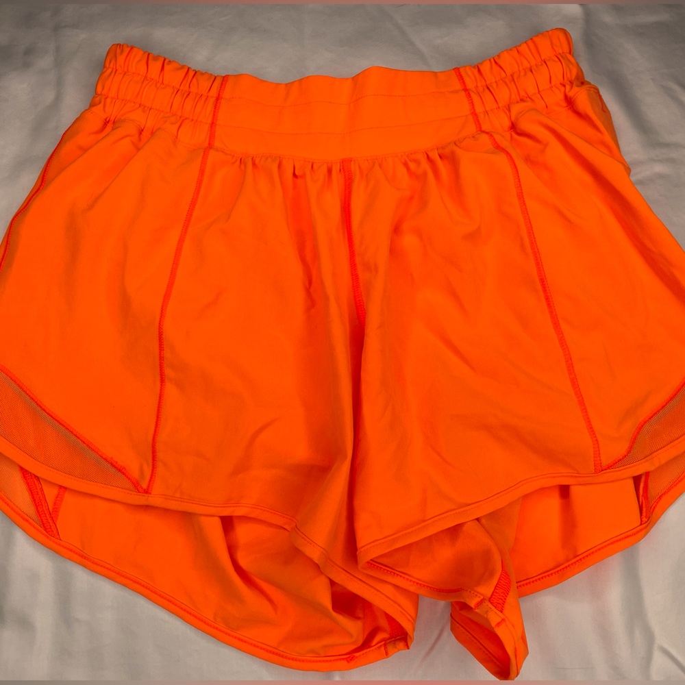 ORANGE LULULEMON HOTTY HOT SHORTS SIZE 6 TALL 🍋